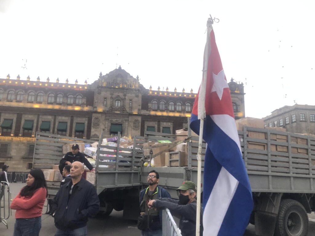 Solidaridad con Cuba reúne 226 toneladas de ayuda en el Zócalo