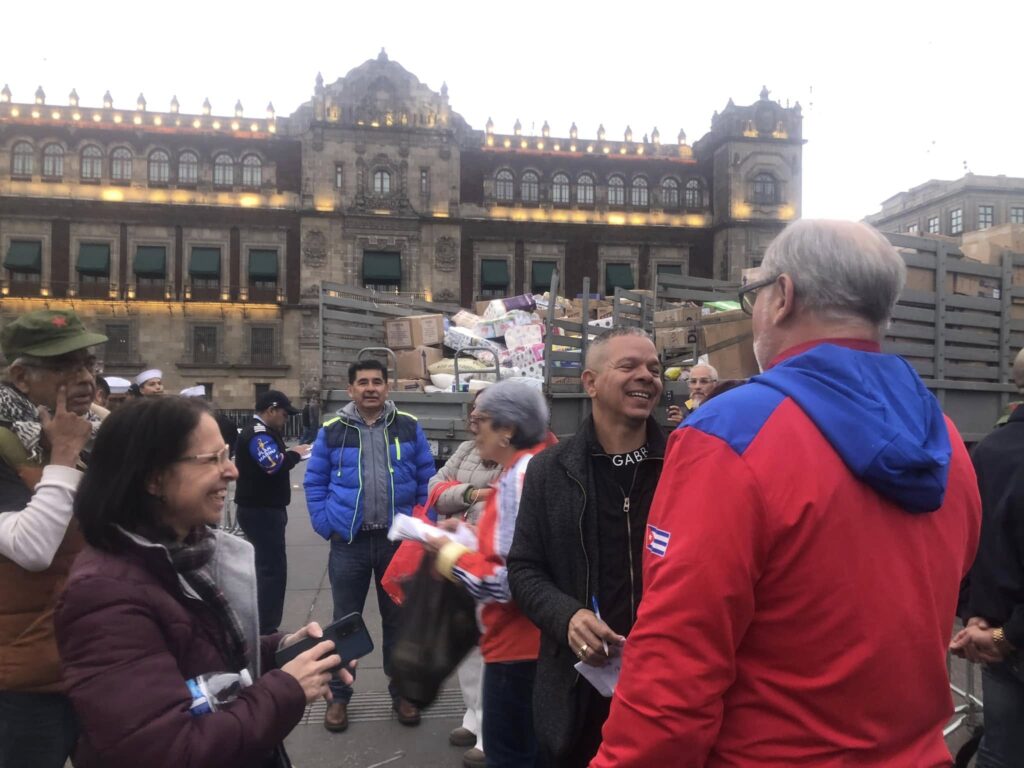 Solidaridad con Cuba reúne 226 toneladas de ayuda en el Zócalo