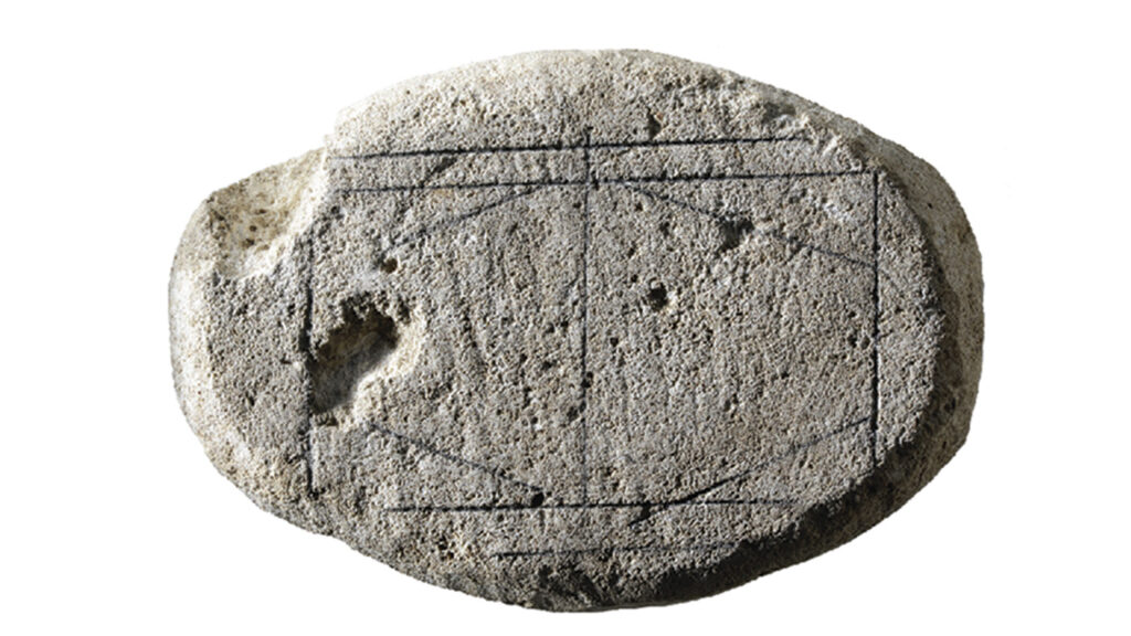 IA descifra antiguo juego romano tallado en piedra