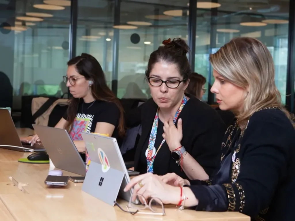 IA generativa amenaza 27.6% de empleos de mujeres