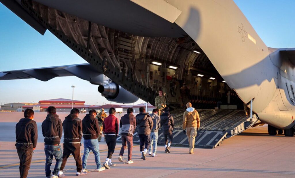 EU gastó 40 mdd para deportar migrantes a terceros países