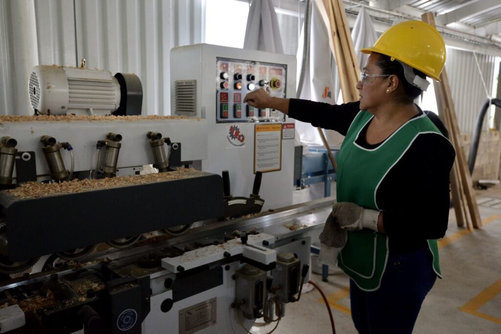 IA generativa amenaza 27.6% de empleos de mujeres