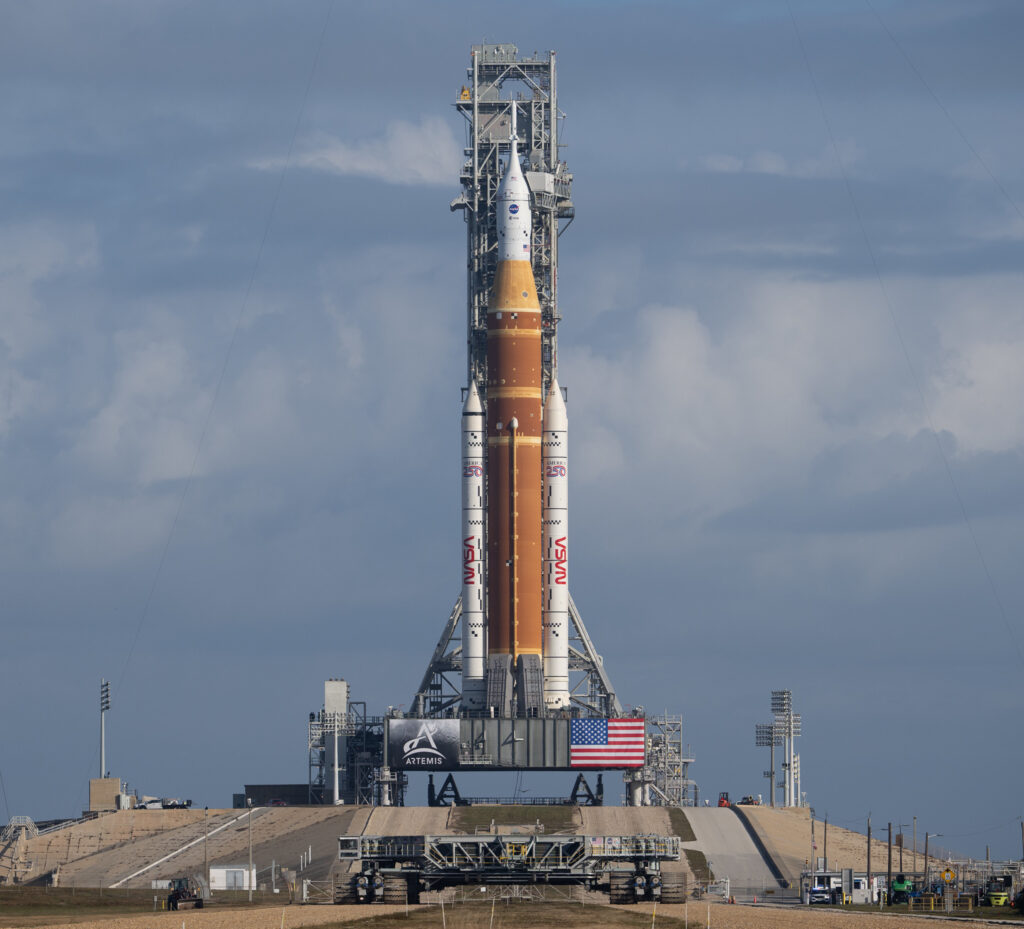 NASA retrasa lanzamiento lunar por fugas de combustible