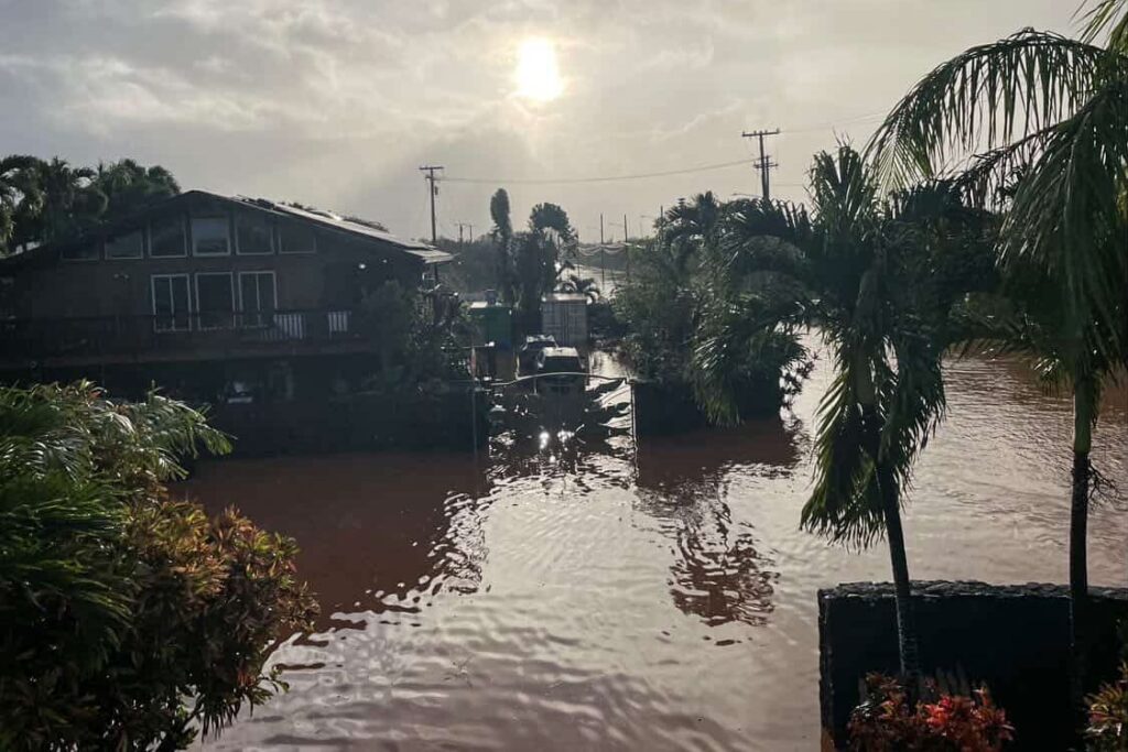 Inundaciones en Hawái obligan a evacuar miles