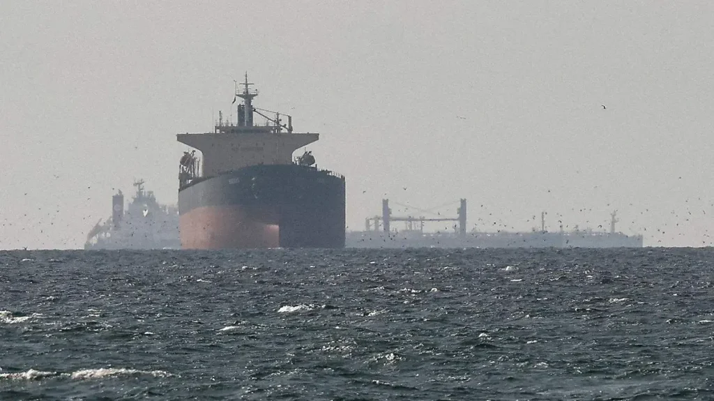 Petróleo cae por reservas y tránsito en Ormuz