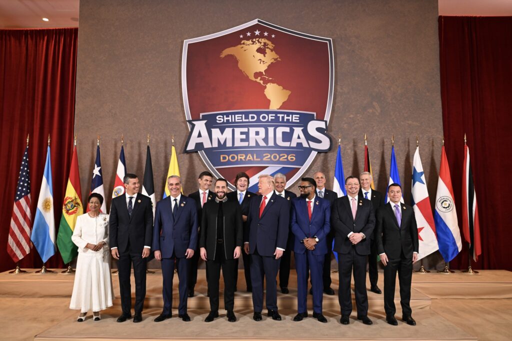 Trump descarta aprender español en cumbre en Miami