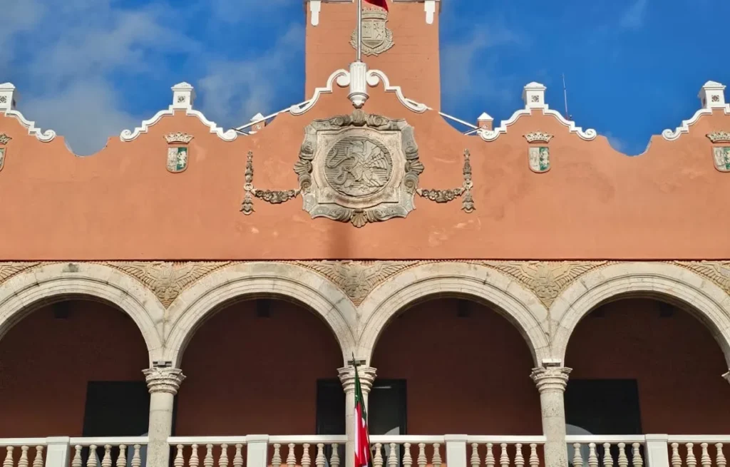 Bandera de Yucatán vuelve a ondear en Mérida