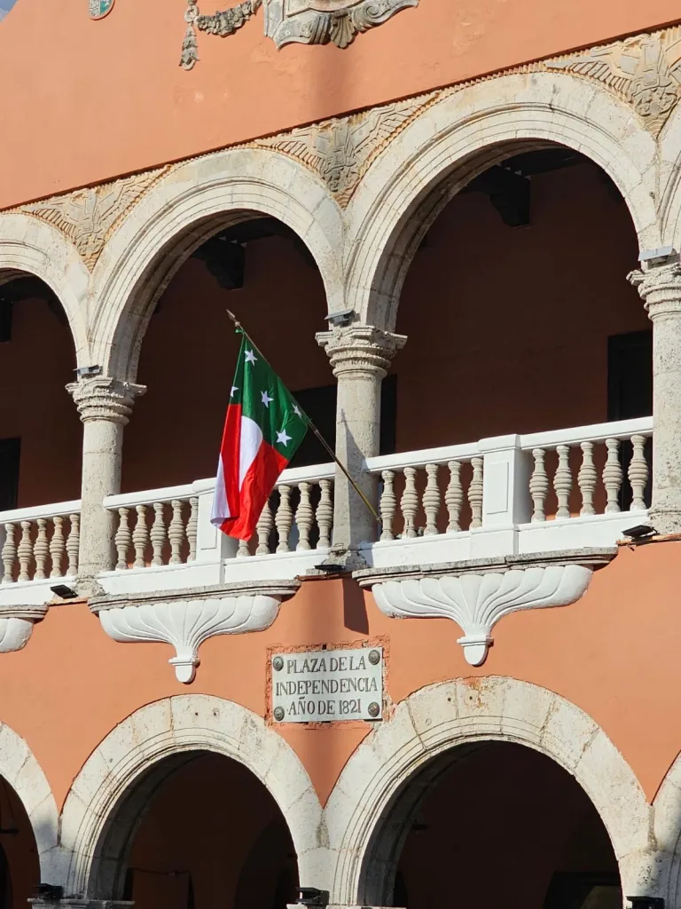 Bandera de Yucatán vuelve a ondear en Mérida