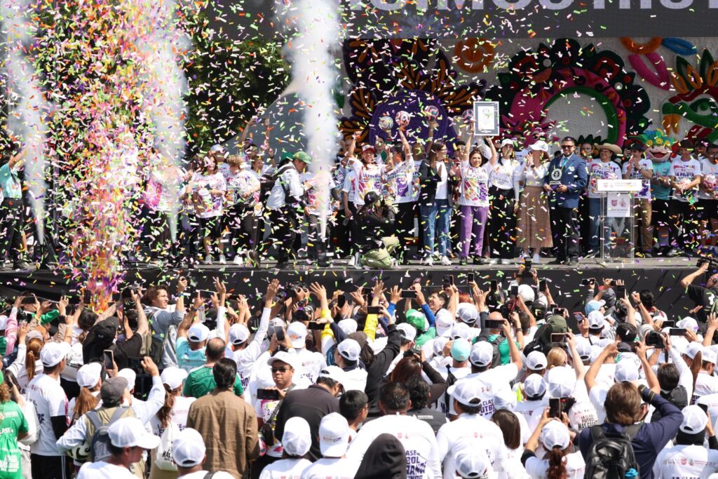 Clase masiva en Zócalo rompe récord Guinness rumbo al Mundial