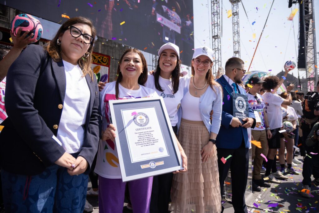 Clase masiva en Zócalo rompe récord Guinness rumbo al Mundial