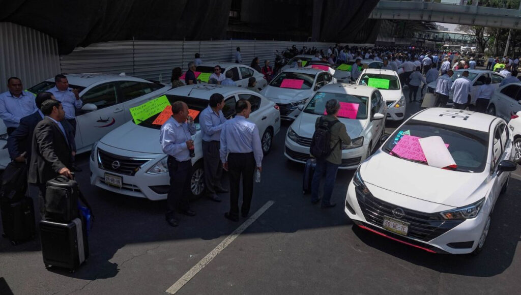 Sheinbaum pide diálogo por taxis y apps en el AICM