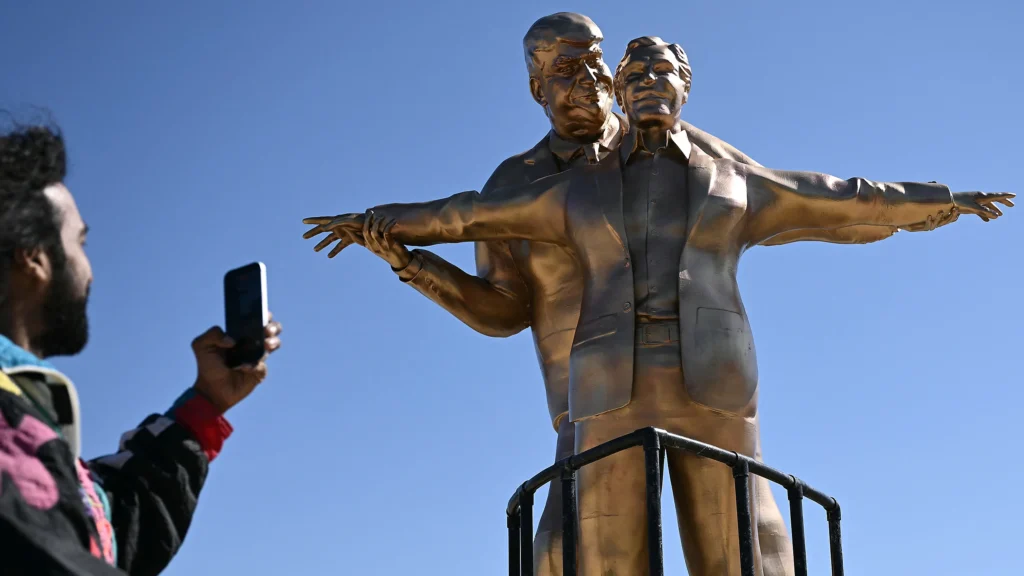 Instalan estatua de protesta de Trump y Epstein en Washington