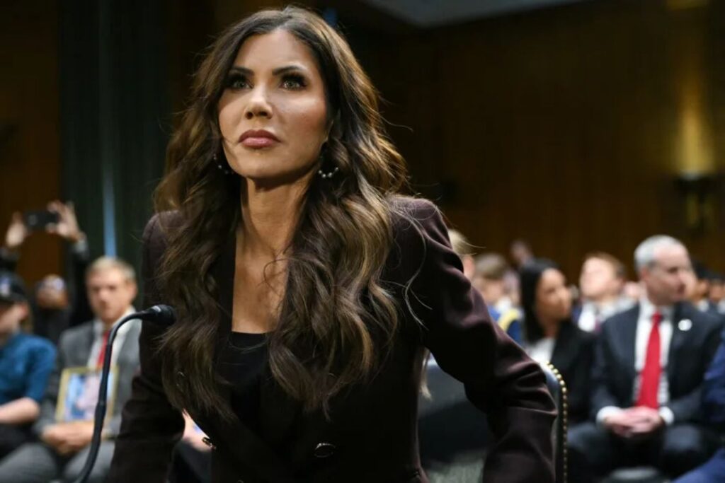 Trump destituye a Kristi Noem como secretaria de Seguridad Nacional