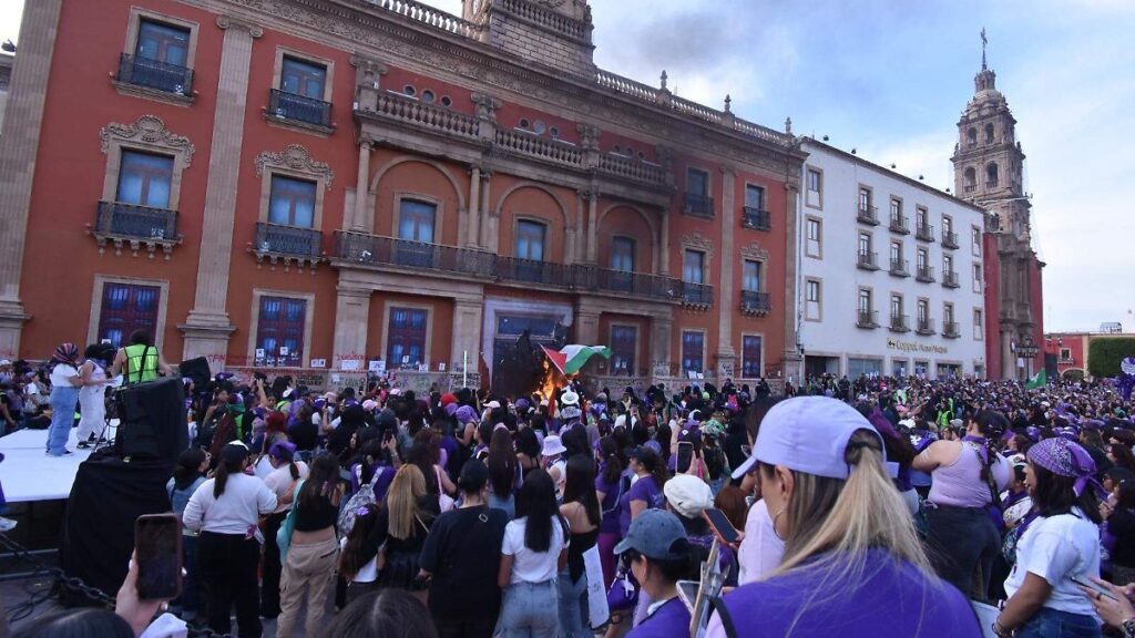 Colectivo Morras Feministas Mty acusa abusos de Fuerza Civil en 8M