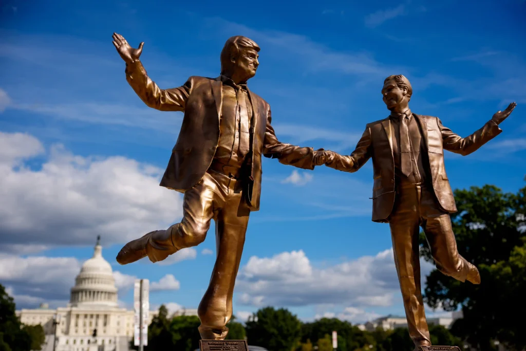 Instalan estatua de protesta de Trump y Epstein en Washington
