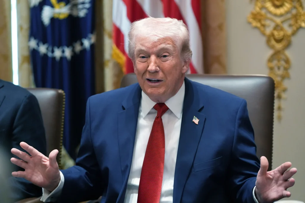 Trump aplaza ultimátum contra Irán y mantiene presión militar