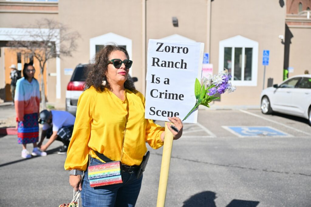 Activistas protestan en rancho ligado a Jeffrey Epstein