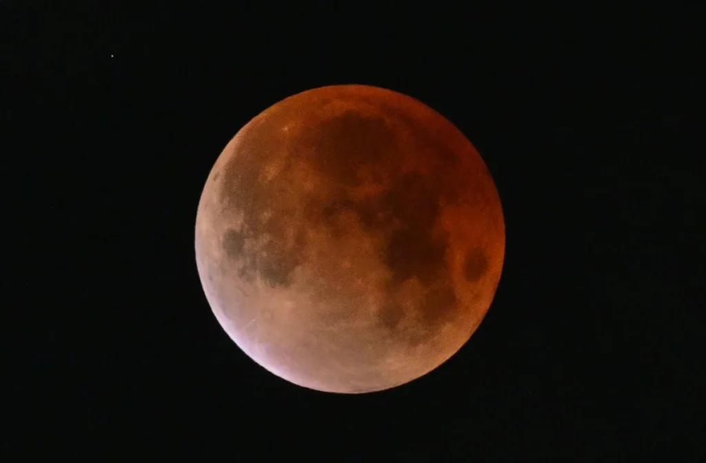 Eclipse lunar total tiñe de rojo la Luna en América