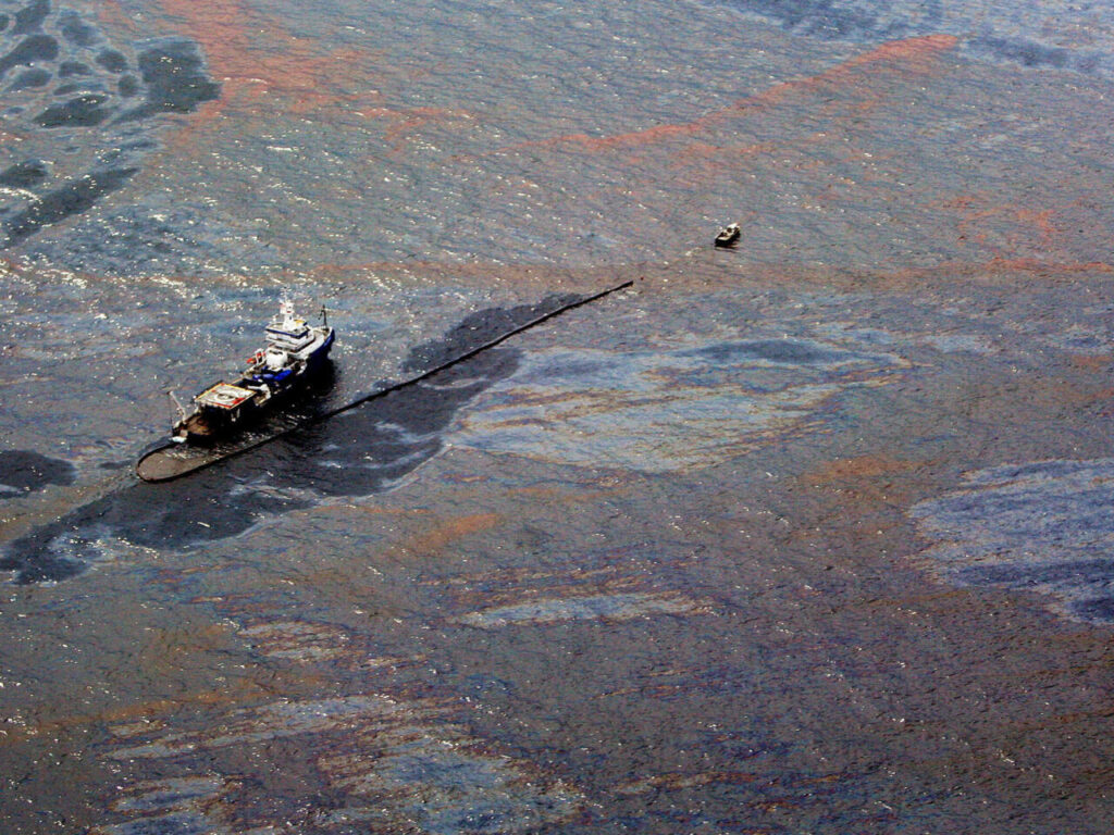Despliegan operativo por derrame en Golfo de México