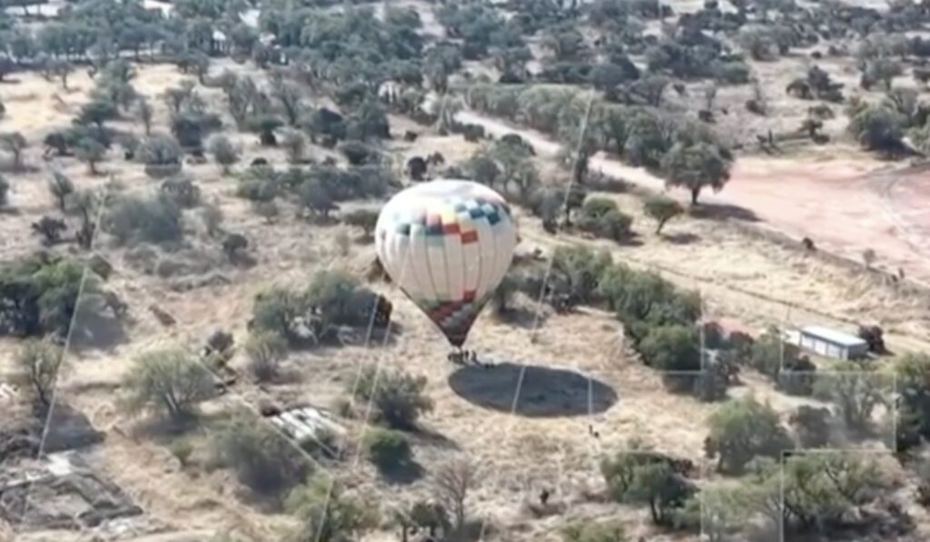 Globo aterriza de emergencia en Teotihuacán