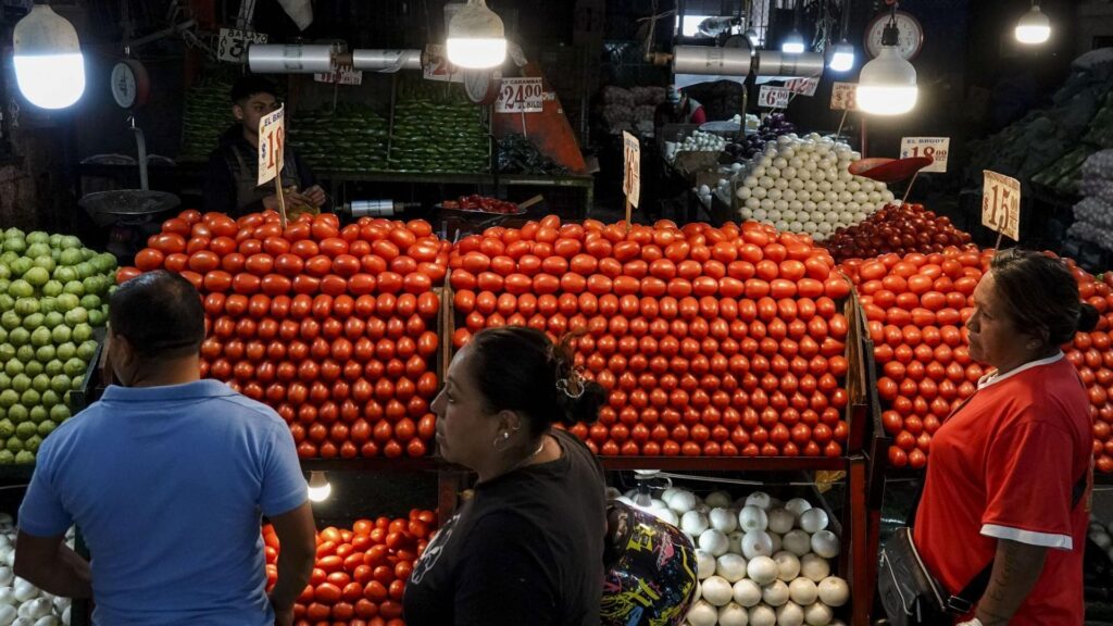 Sheinbaum pide frenar alza en alimentos y combustibles