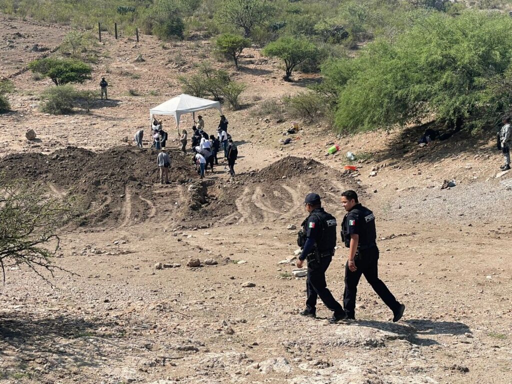 Hallan restos humanos en fosa clandestina en Querétaro