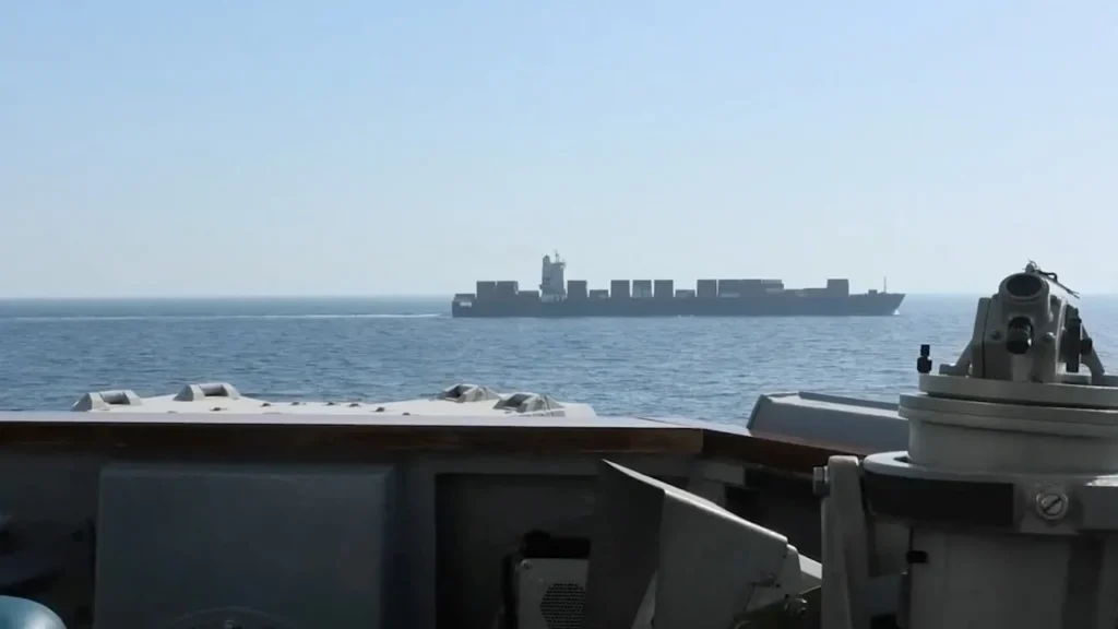Trump ordena destruir barcos iraníes en Ormuz