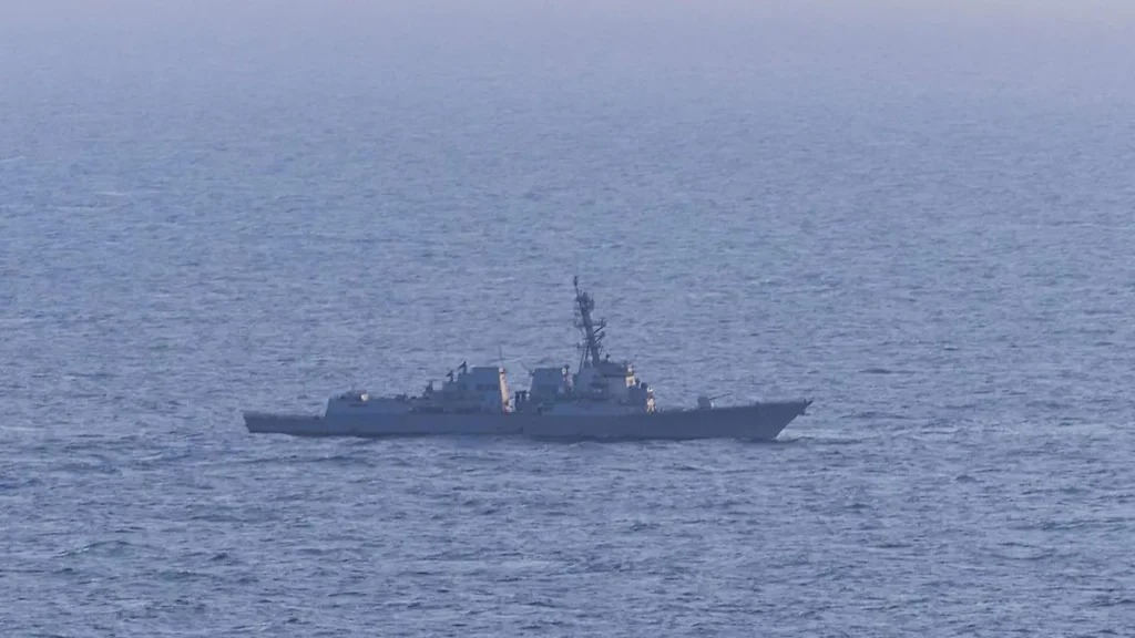 Trump ordena destruir barcos iraníes en Ormuz
