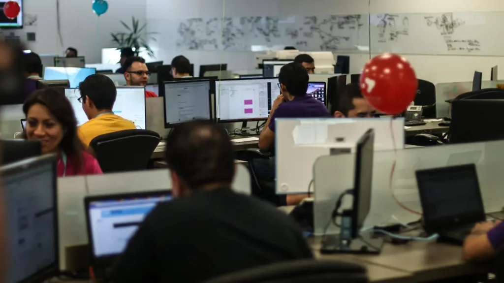Meta monitorea a empleados para entrenar IA