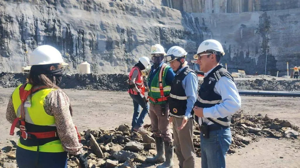 Cumple un mes minero atrapado en mina de Sinaloa