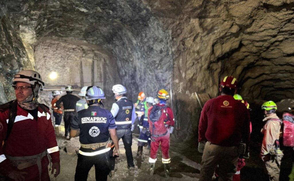 Cumple un mes minero atrapado en mina de Sinaloa