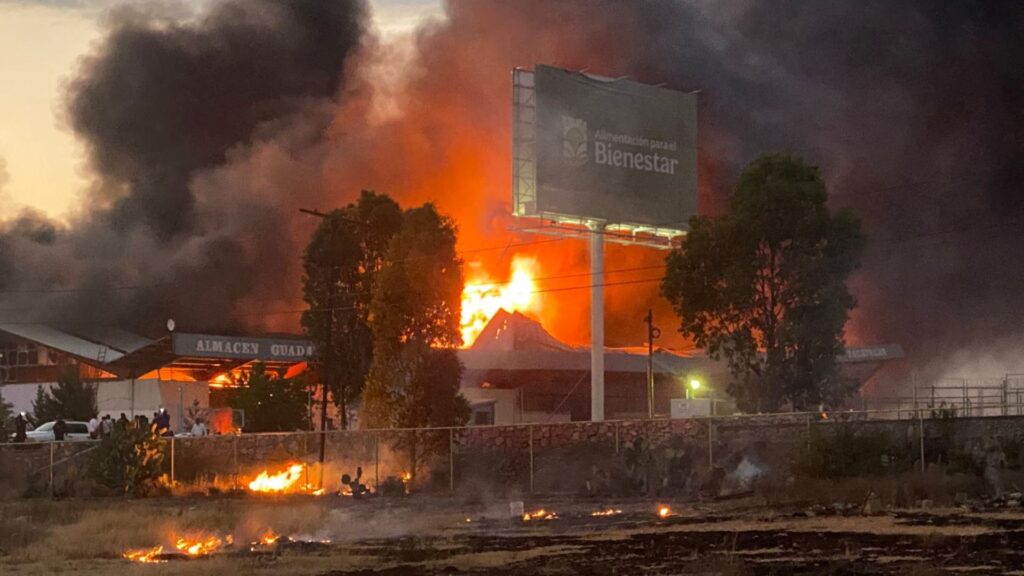 Incendio arrasa bodegas de Bienestar en Zacatecas