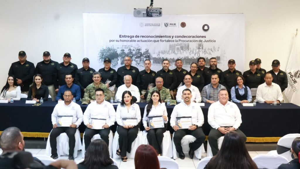 Reconocen a personal destacado de la PGJE en BCS