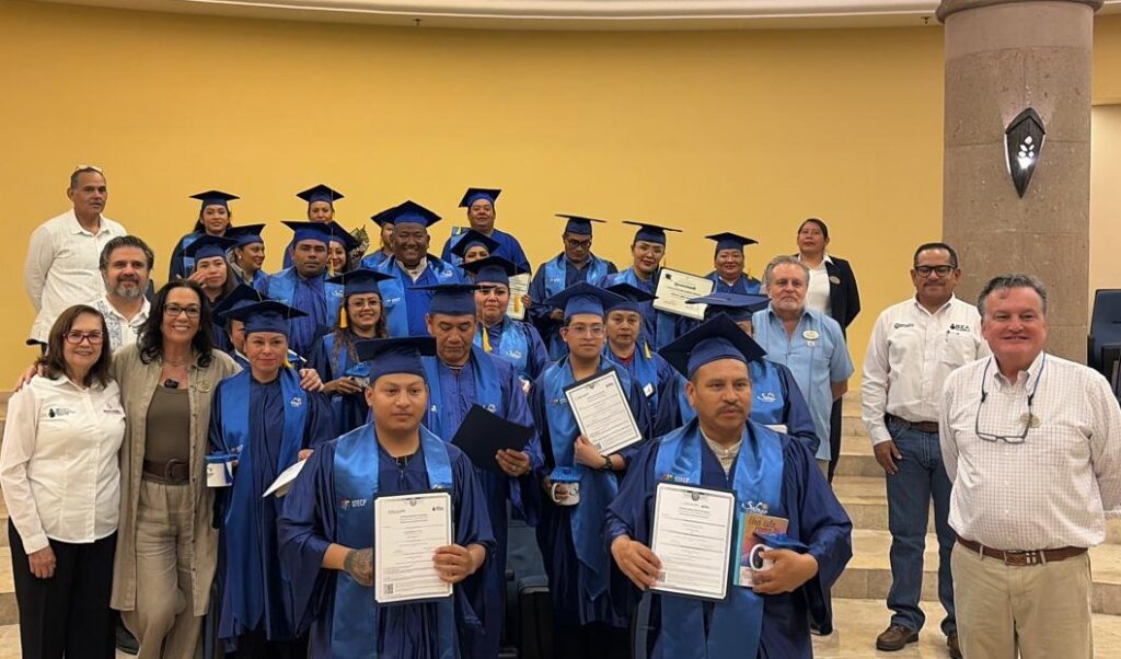 IEEA entrega certificados a adultos en Cabo San Lucas