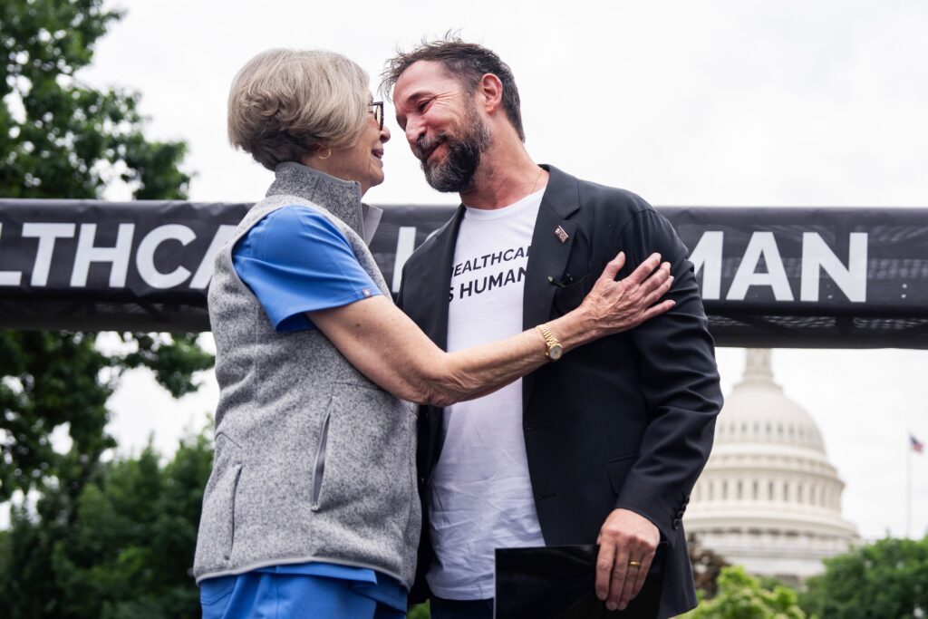 Noah Wyle defiende a médicos y enfermeros en protesta