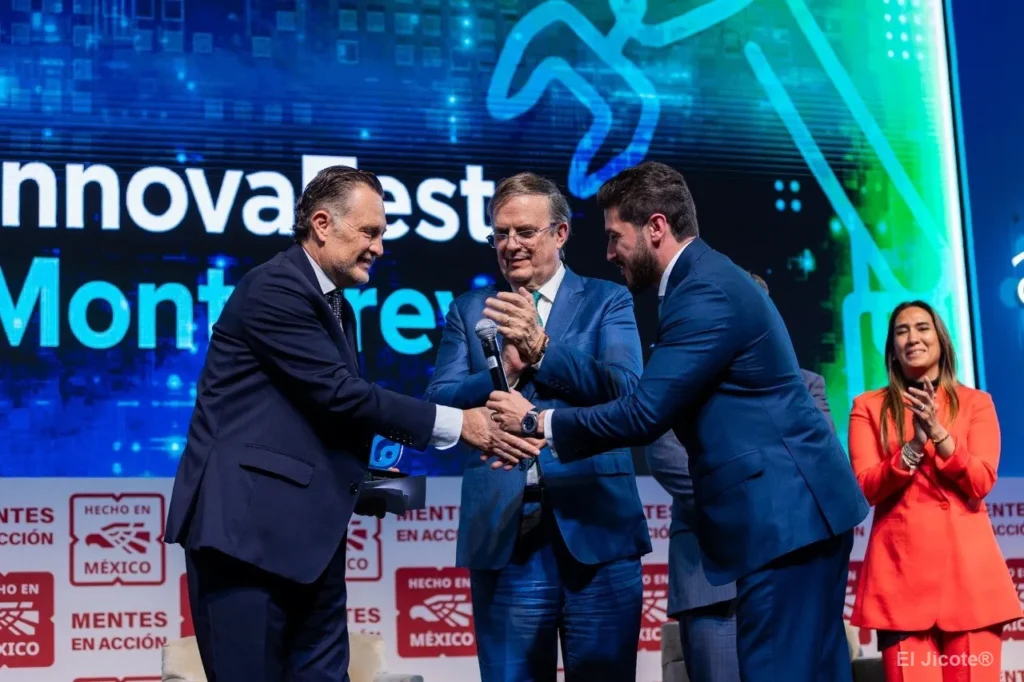 Ebrard impulsa innovación con premios a 24 proyectos