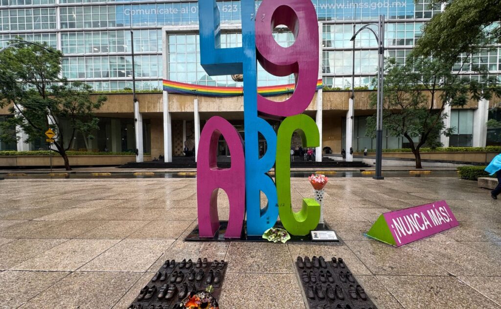 Reinstalan zapatitos del memorial ABC en CDMX