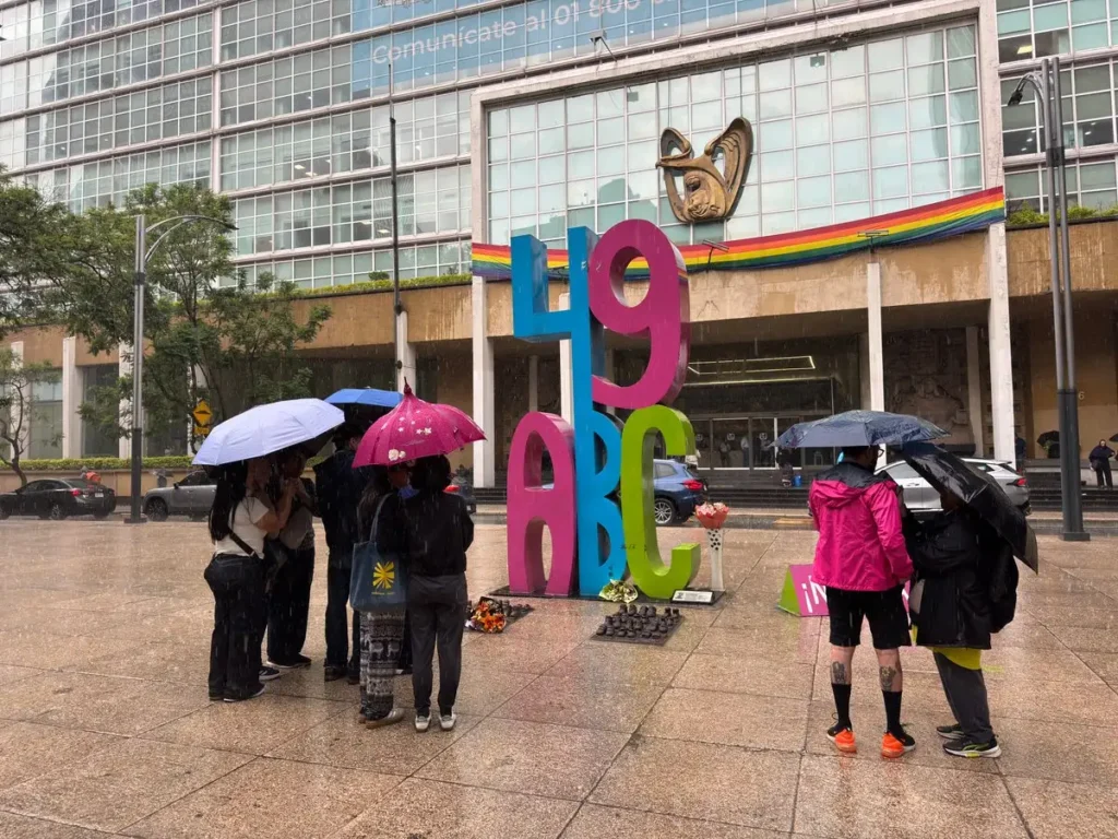 Reinstalan zapatitos del memorial ABC en CDMX