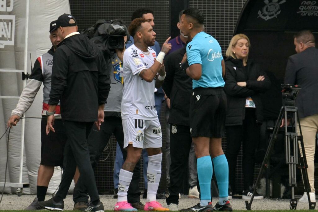 Error arbitral saca a Neymar en derrota de Santos