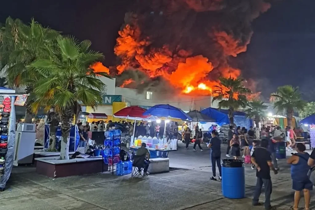 Atienden daños tras incendio en feria de Tabasco