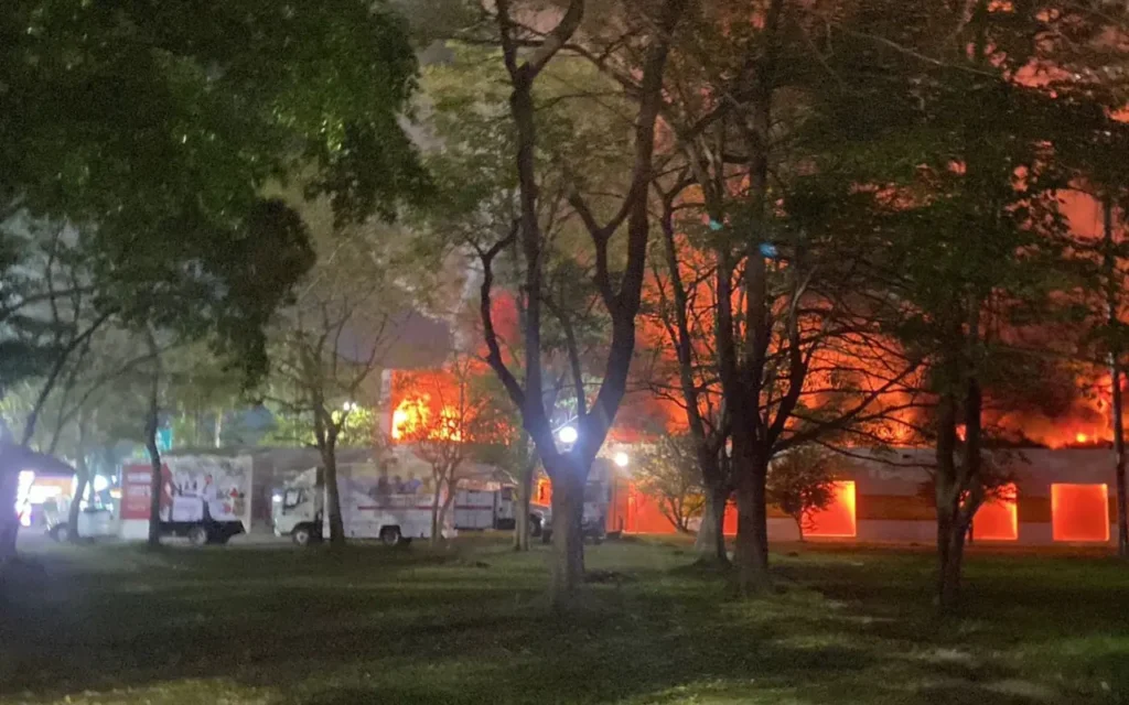 Atienden daños tras incendio en feria de Tabasco
