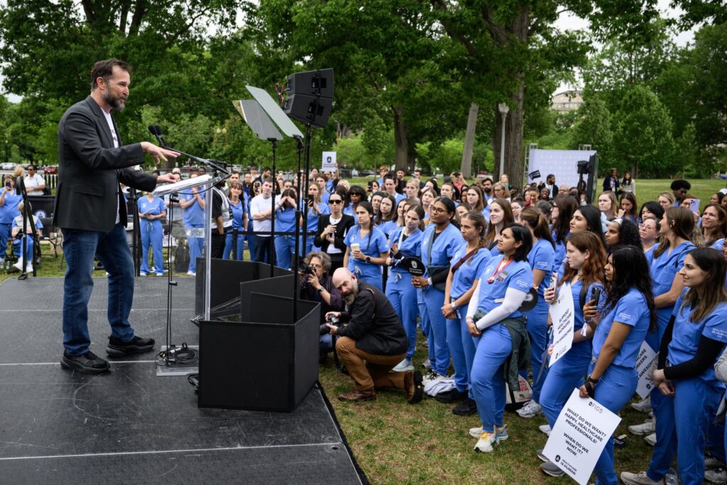 Noah Wyle defiende a médicos y enfermeros en protesta
