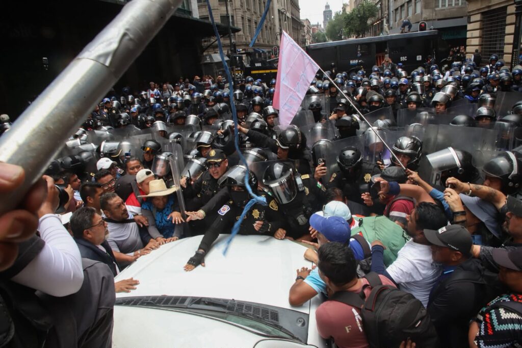 CNTE instala plantón tras choque con policías