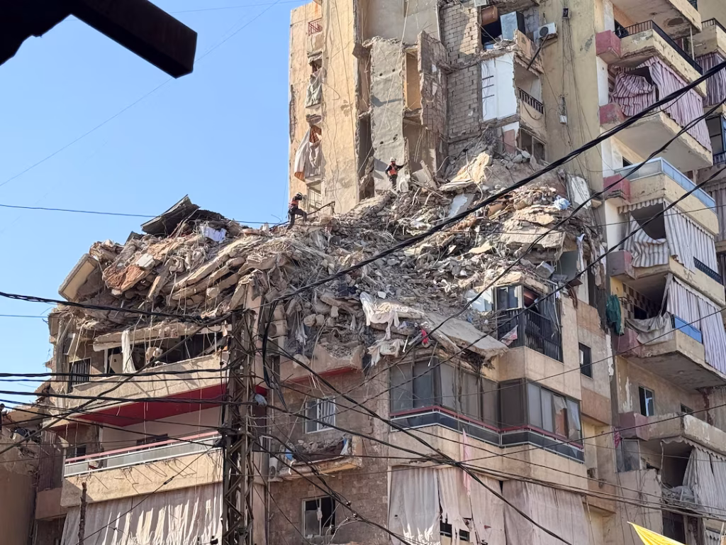 Israel bombardea Beirut y aumenta tensión con Hezbollah