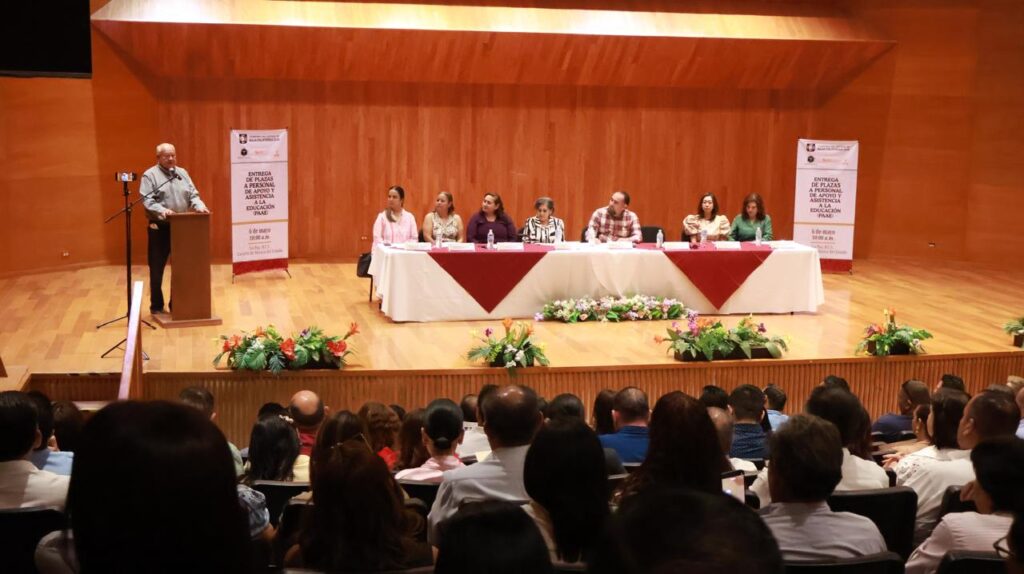 BCS entrega 120 plazas a personal educativo