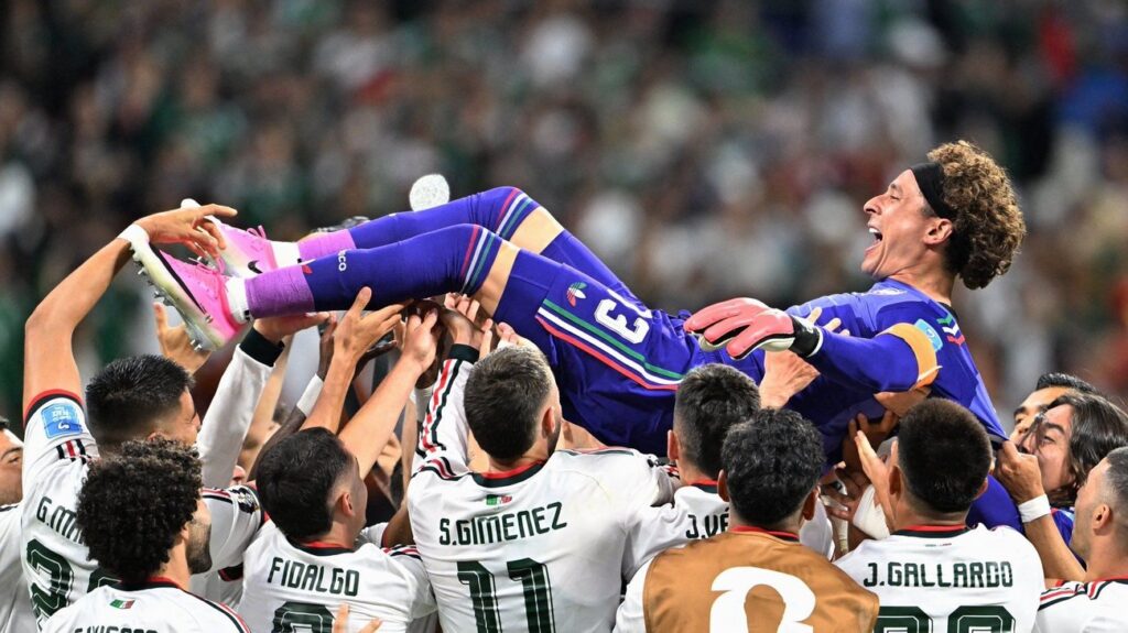 Guillermo Ochoa se despide del Mundial entre ovaciones