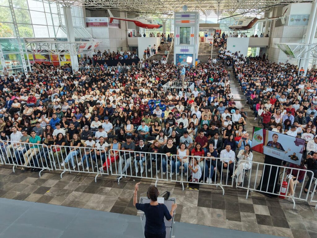Sheinbaum destaca apoyo a jóvenes y critica represión del pasado