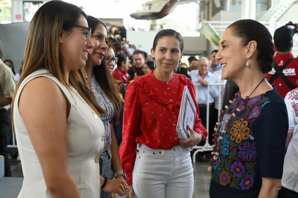 Sheinbaum destaca apoyo a jóvenes y critica represión del pasado