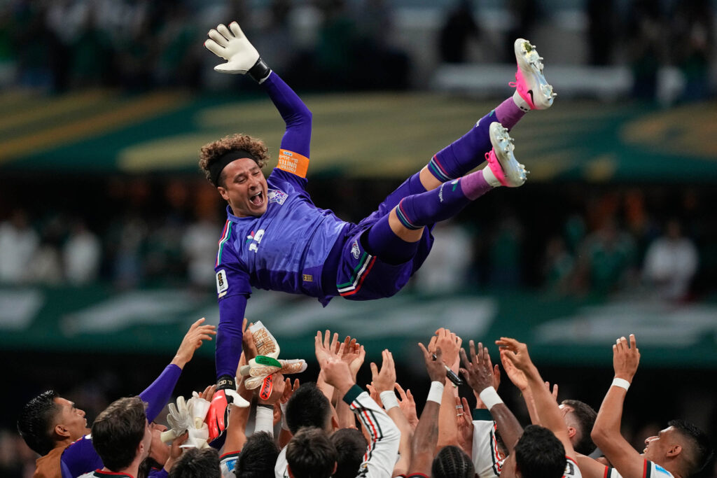 Guillermo Ochoa se despide del Mundial entre ovaciones