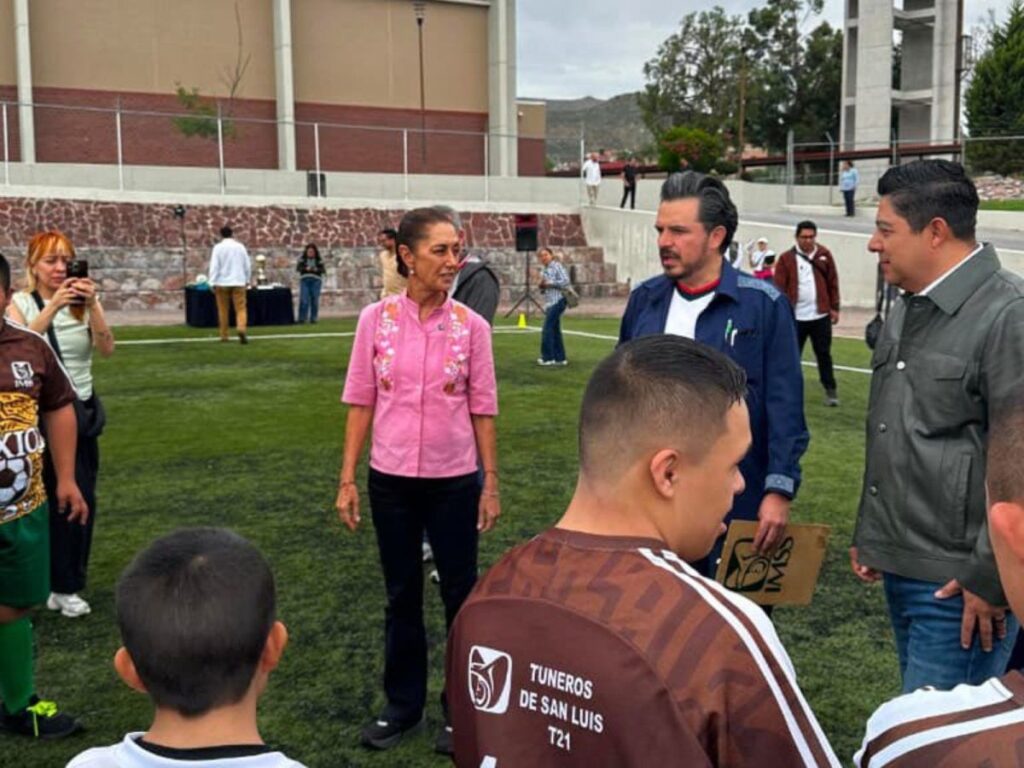 Sheinbaum entrega boletos del Mundial 2026 a jóvenes